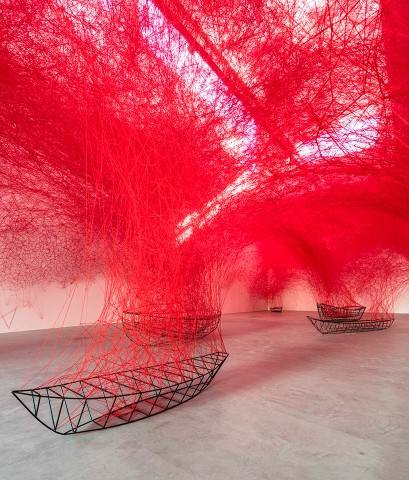 Инсталляция из пряжи в виде нейронов от Chiharu Shiota Инсталляция из пряжи в виде нейронов от Chiharu Shiota